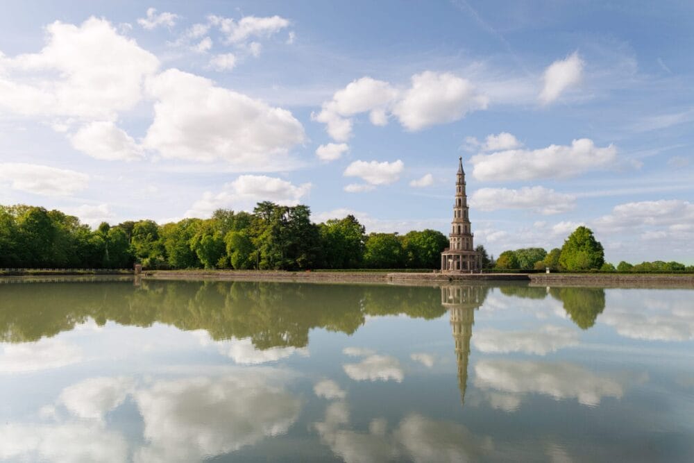 Reflejo de la pagoda de Chanteloup d'Amboise y del cielo en el espejo de agua.