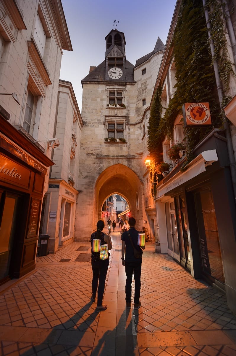 Recorrido nocturno con faroles en Amboise.