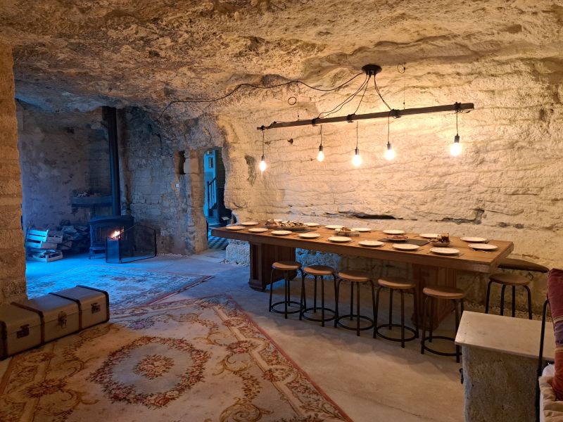 2. Le  Grand Roc Touraine gîte de Groupe 16 pers près Chenonceau salon salle à manger troglodyte partie gauche