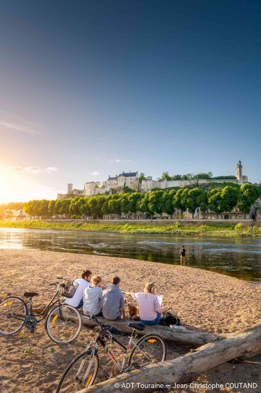velos sur les bords de vienne sur la plage de chinon