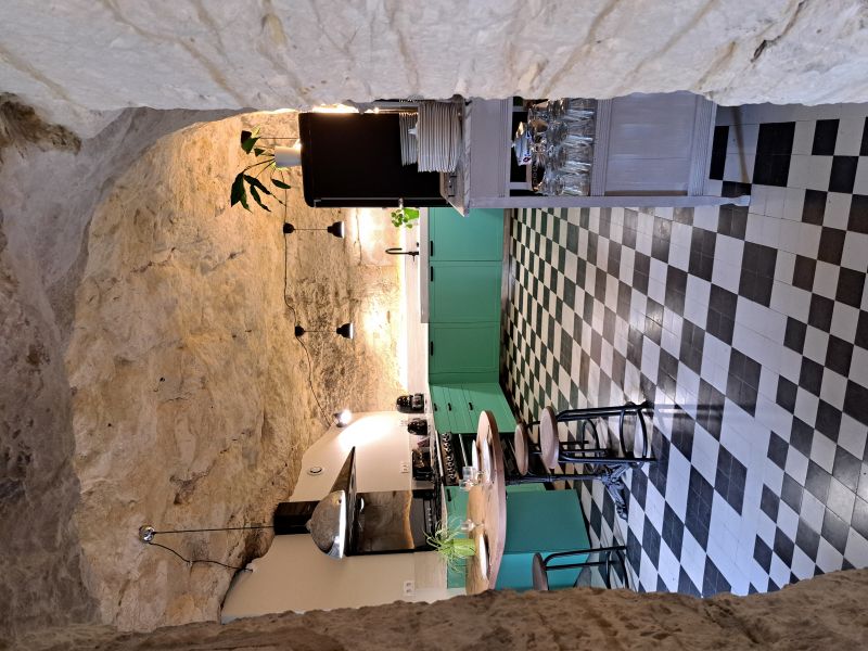 4. Le  Grand Roc Touraine gîte de Groupe 16 pers près Chenonceau  Cuisine troglodyte partie gauche