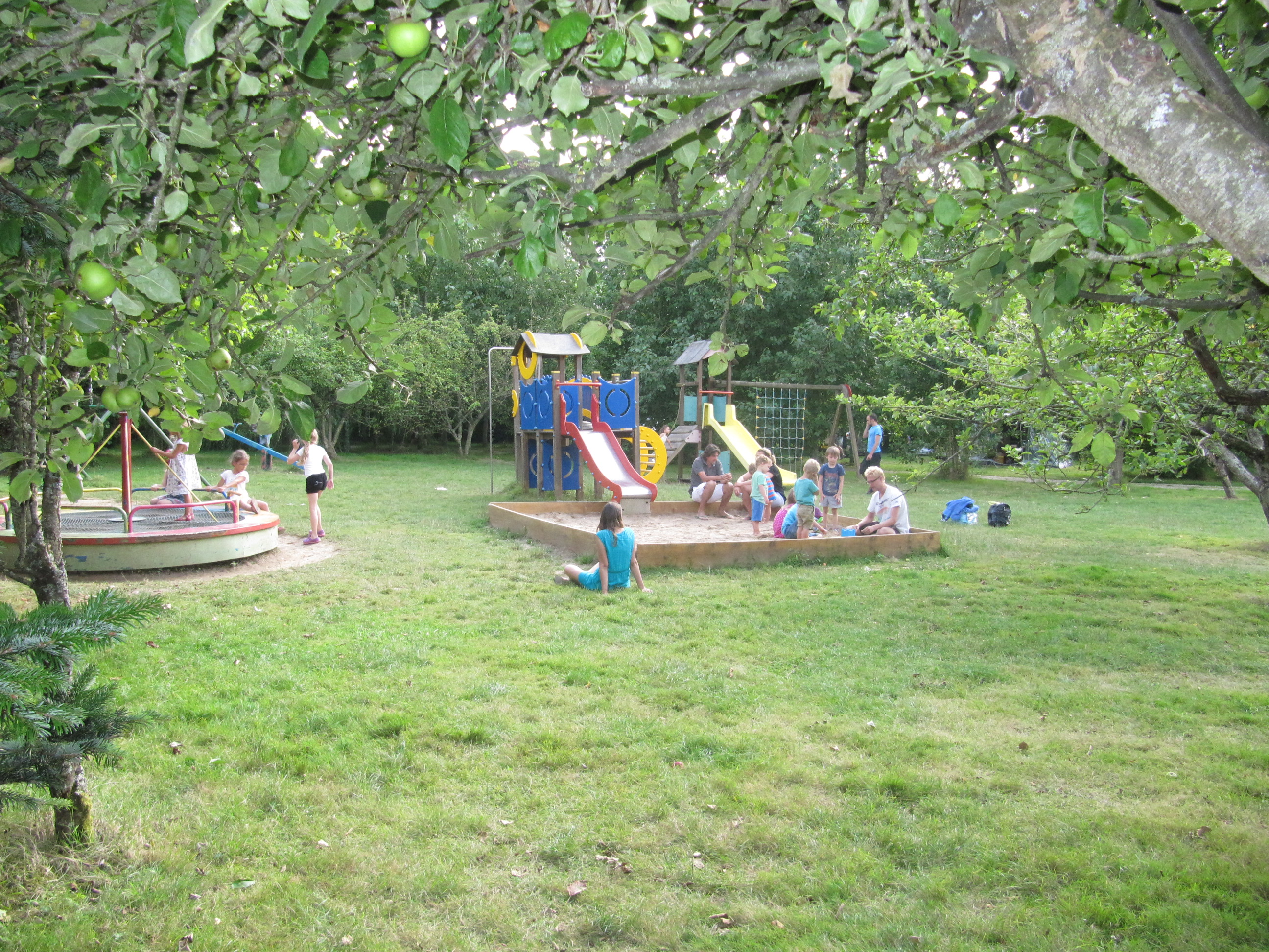 Camping nature ferme pédagogique de prunay Val de Loire jardin d'enfants