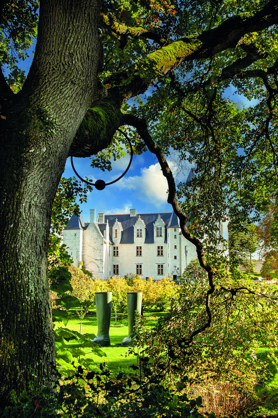 Chateau-du-Rivau_Piercing artiste Ph. Ramette.Photo lux production831014©ChateauduRivau ciel bleu