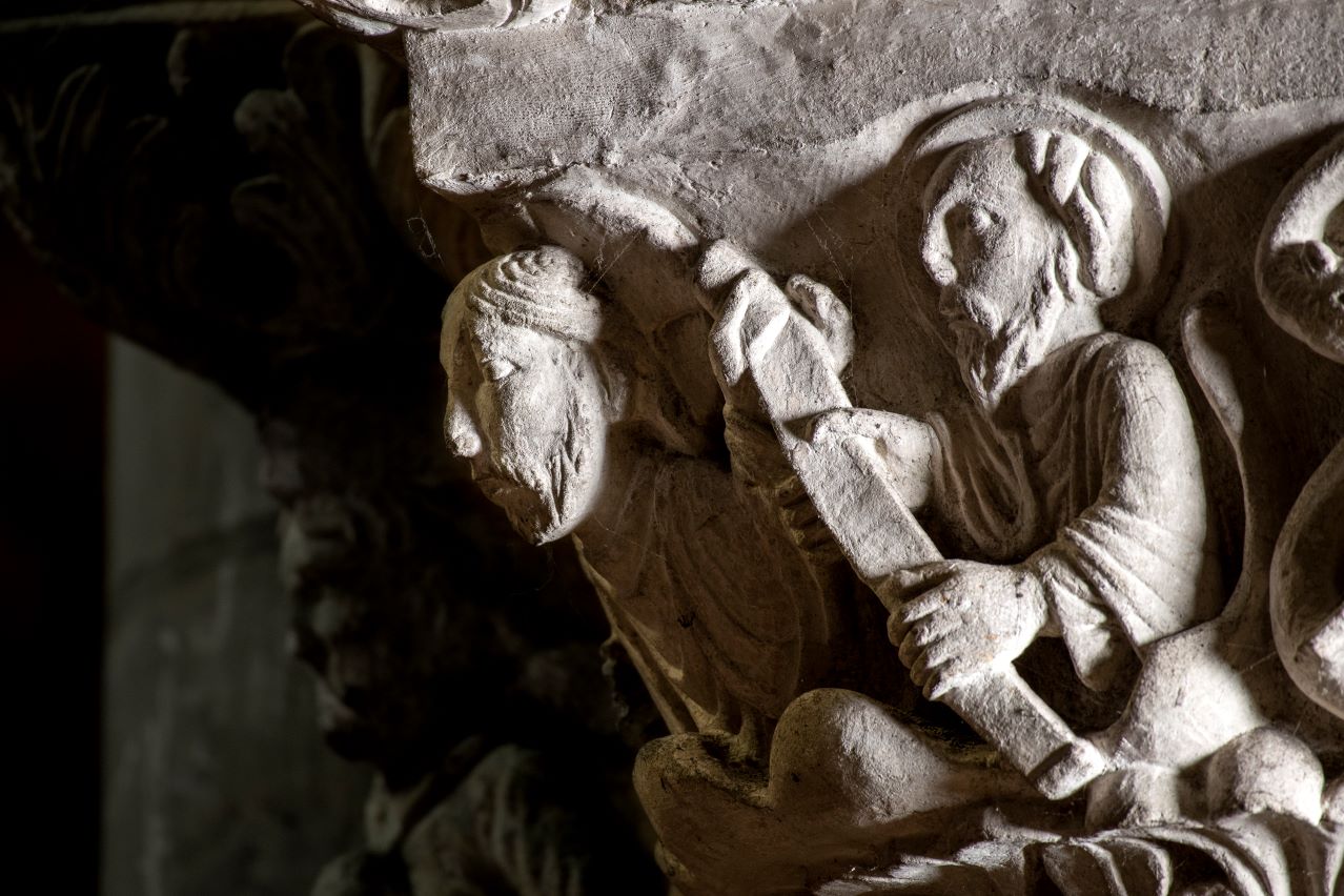Détail d'un chapiteau sculpté de l'église Saint-Denis d'Amboise
