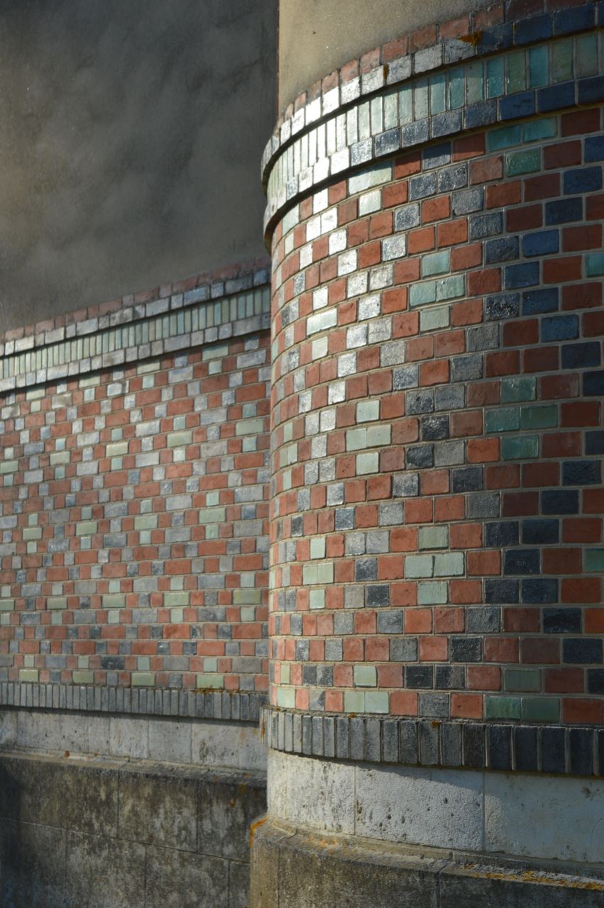 Détail de la façade en briques du Château du Mortier