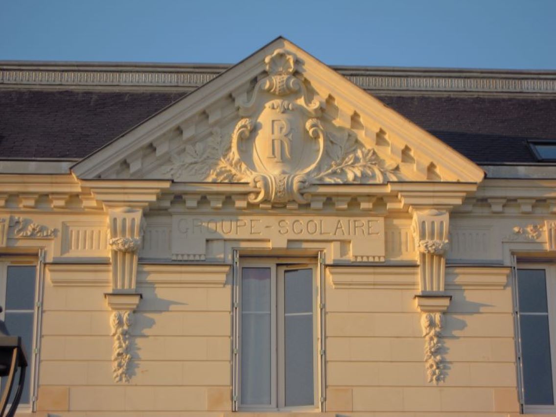Fronton de l'école de Vouvray