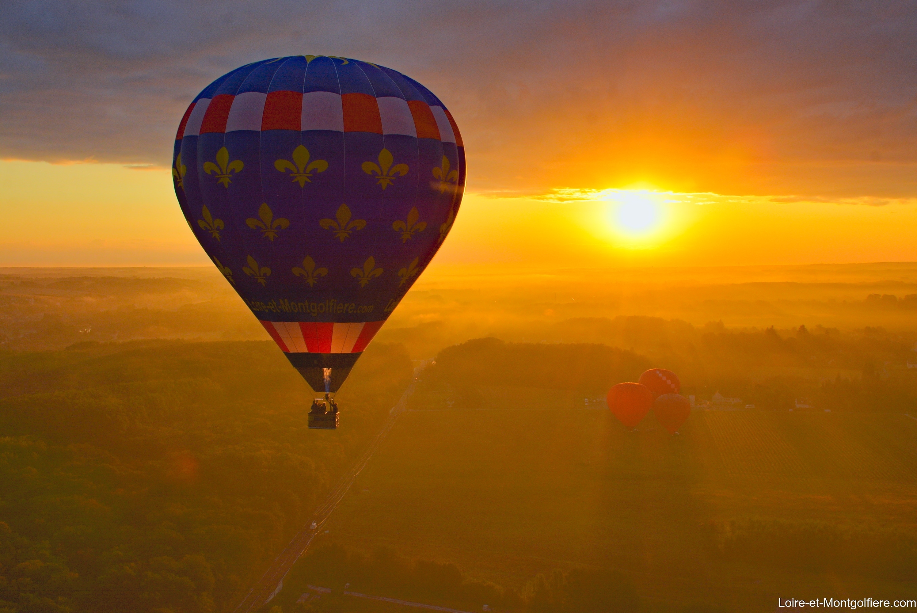 Lever du soleil - Loire et montgolfiere