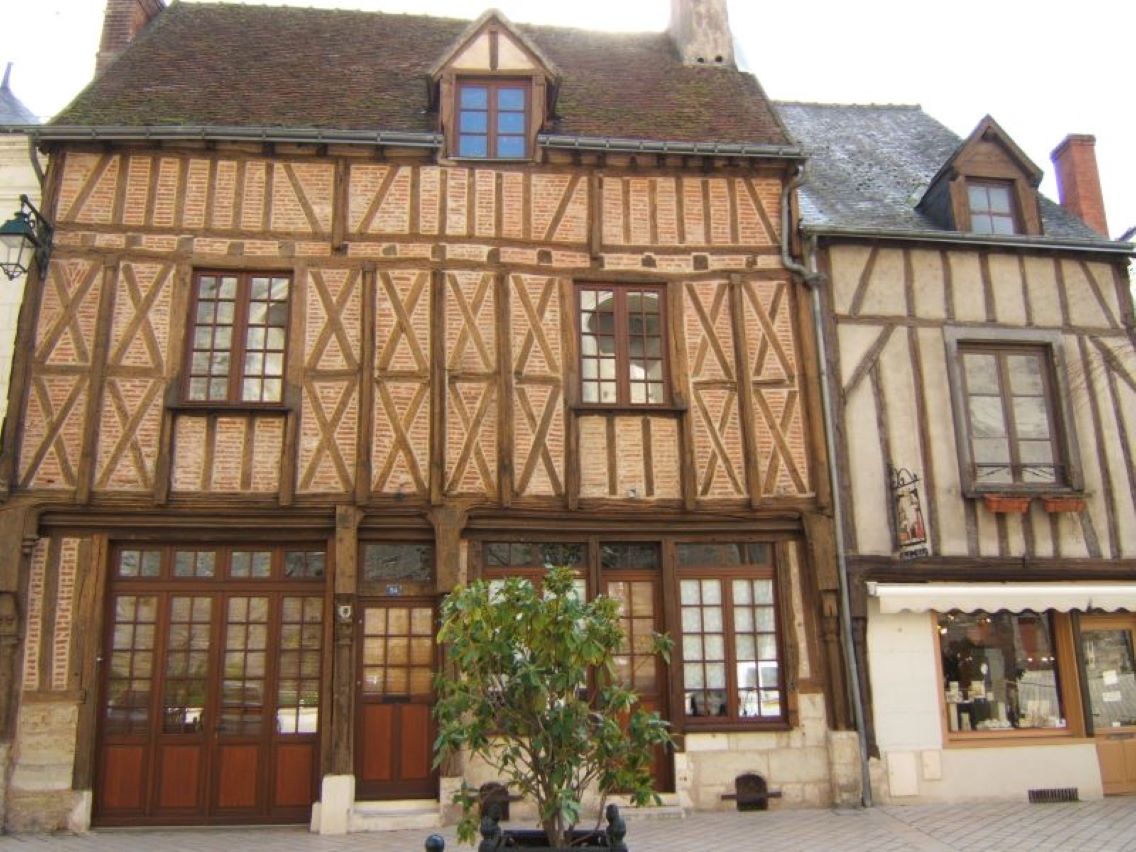 Maison en pans de bois, place Michel-Debré à Amboise