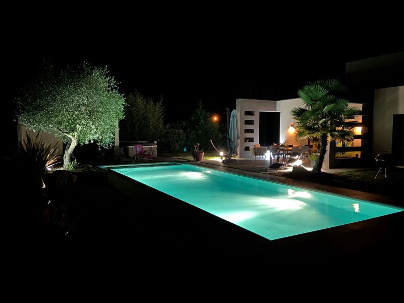 Gite Villa Lys Amboise-piscine extérieure nuit