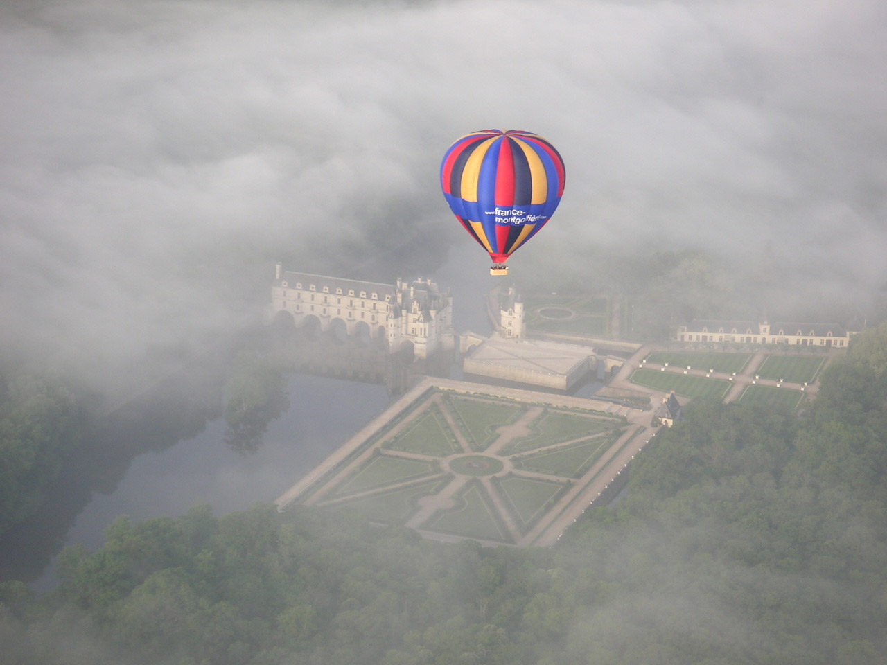 Vol-en-montgolfiere-France-Montgolfiere