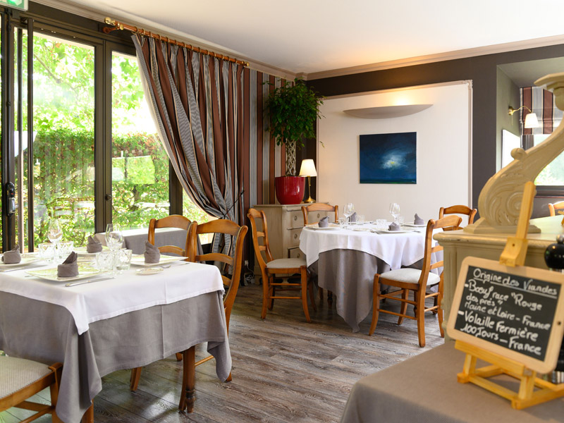Liberté - Restaurant à Neuillé-le-Lierre - Val de Loire, France.