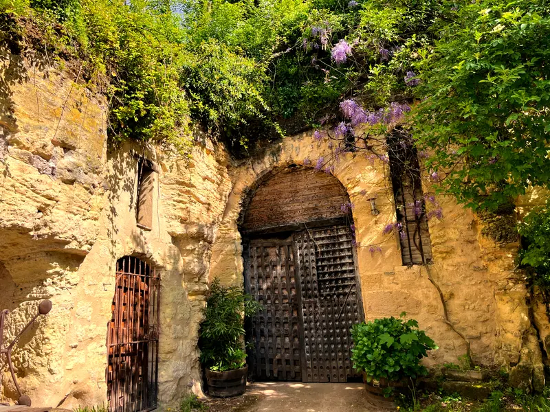 Cave troglodyte dans un domaine viticole