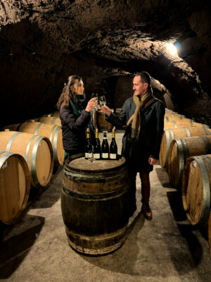 Dégustation de vin dans une cave troglodyte