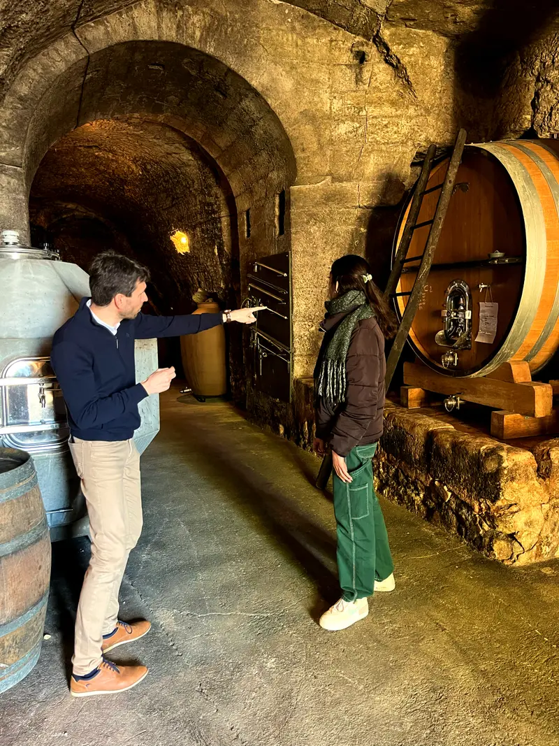 Gaël expliquant les caractéristiques d'une cave troglodyte