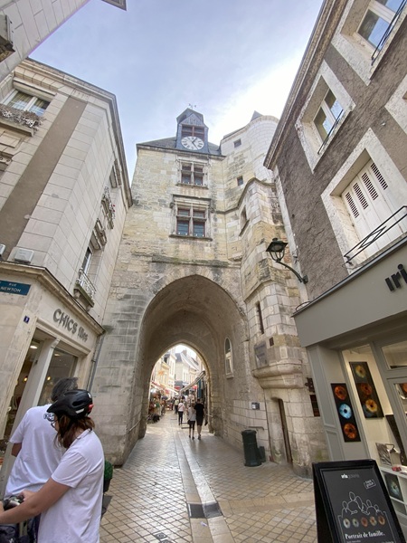 Balade en segway, visite guidée d'Amboise et découverte d'anecdotes historiques sur la ville.