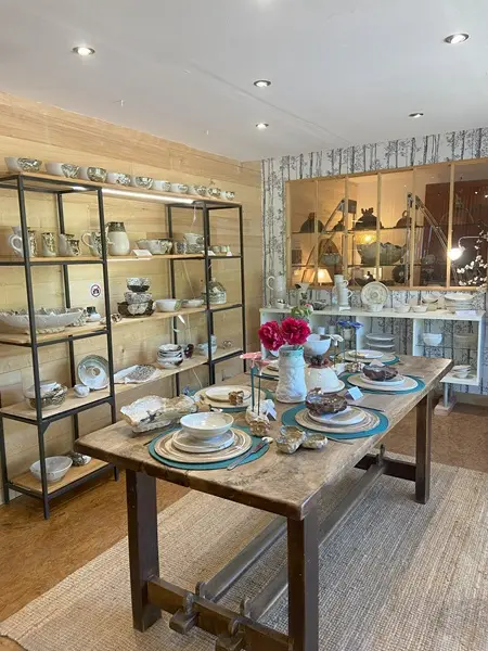 Poterie en Folie, boutique et activité de poterie, modelage, tournage à Chargé, atelier créatif et apaisant