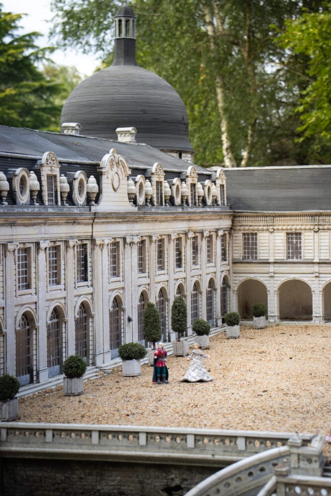 Cour intérieure d'un domaine au Parc Mini Châteaux d'Amboise