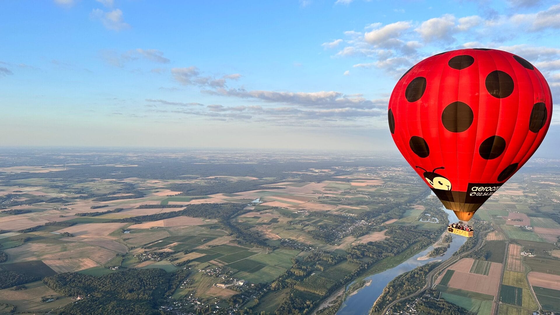 survol val de loire montgolfiere