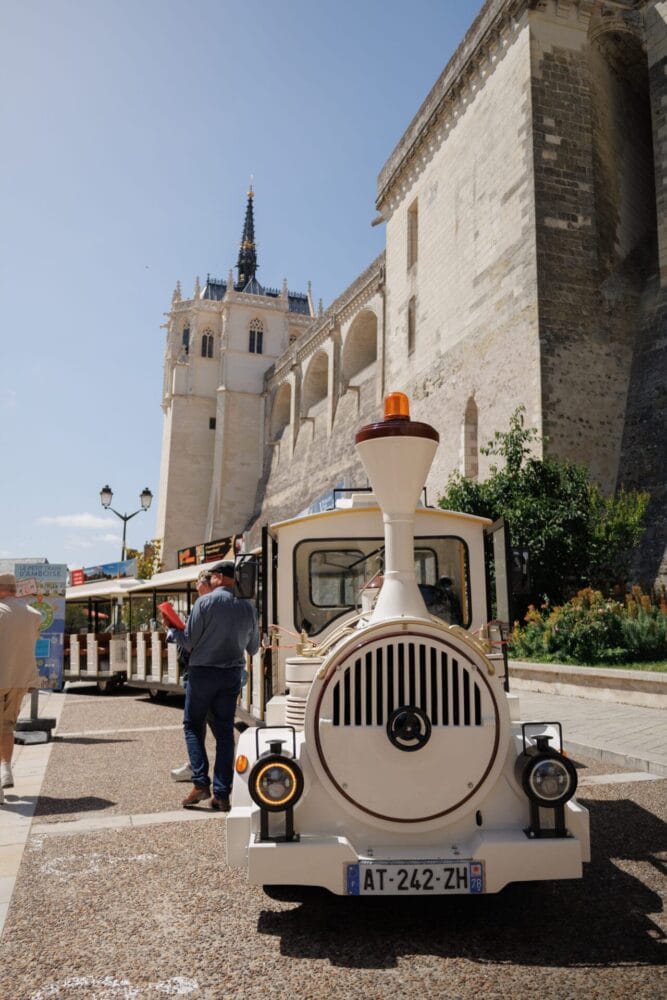 Le Petit Train d'Amboise sur la place du Château Royal d'Amboise