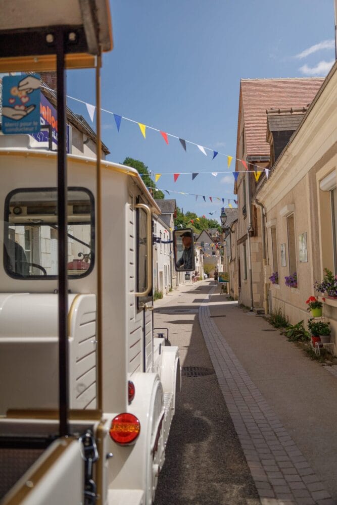 Vue du Petit Train d'Amboise sur la rue Victor Hugo