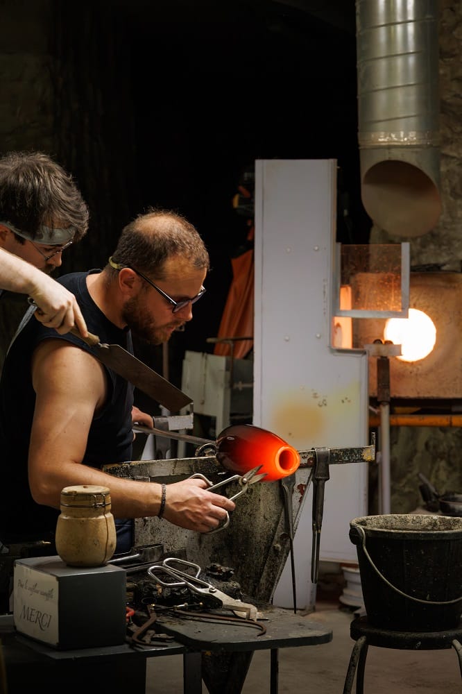 souffleur de verre dans son atelier troglodytique à Amboise